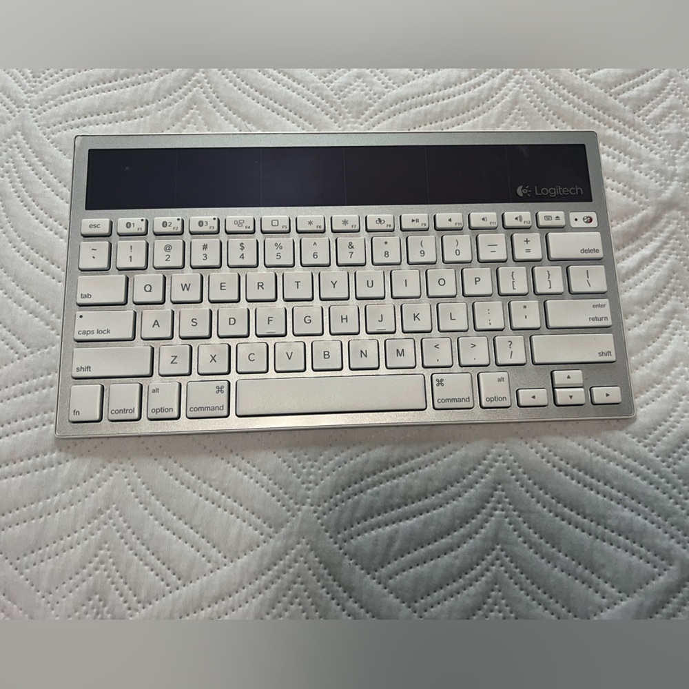 Logitech Wireless Solar Kebyoard K760 for Mac/iPad/iPhone
